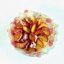 Sokeroitu omenakakku lautasella
