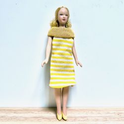 Nuori nainen, keltaraidallinen mekko