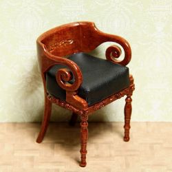 Tuoli, pähkinä koristekaiverruksin, laatukaluste