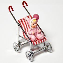 Raikkaat punavalkoiset nuken rattaat nukkekodin lapsille