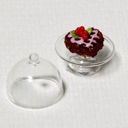 Sydänsuklaakakku tarjoiluastiassa, pieni, kuvulla