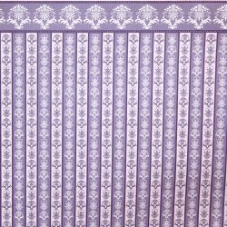 Vaalean liilan värisessä nukkekodin tapetissa on kaunis pystyraitakuvio ja koristeboordi. Hempeä violetti sopii hyvin makuuhuoneeseen aikuisten nukkekotiin.