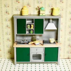 Trendikkäässä nukkekodin vihreässä keittiössä on hopeiset koneet & tehosteväri