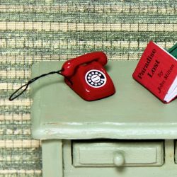 Puhelin, punainen, lankajohdolla