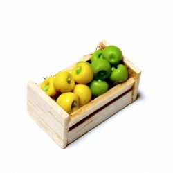 Keltaisia ja vihreitä omenoita puulaatikossa