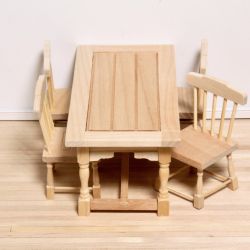 Pöytä ja neljä tuolia, puuvalmis