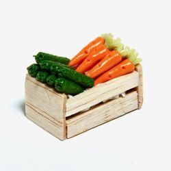 Porkkanaa ja kurkkua puulaatikossa