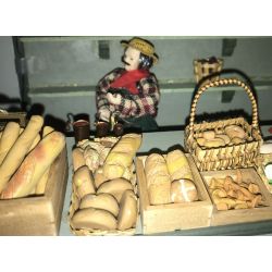 Nukkekodin torikaupan leivät on itse tehty Fimo-massalla.