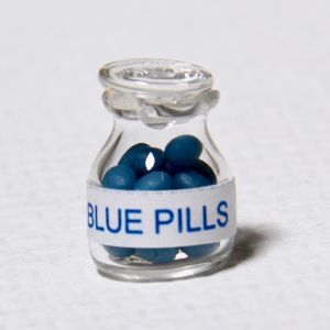 Siniset pillerit lasipurkissa