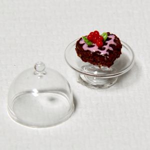 Sydänsuklaakakku tarjoiluastiassa, pieni, kuvulla
