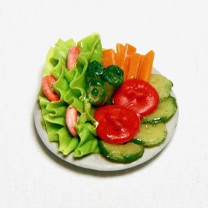 Salaattilautanen, vihanneksia ja katkarapuja