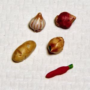 Vihanneslajitelma, sipulit, peruna ja chili